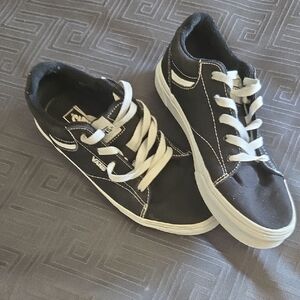 Black and White Low-Top Sneakers with Classic Design